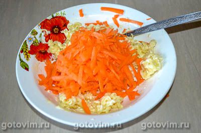Салат из лапши быстрого приготовления с плавленым сырком и морковью, Шаг 02