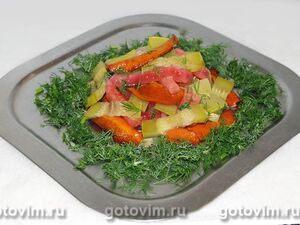 Салат с арбузом, маринованным кабачком (огурцом) и пикантной морковью