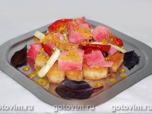 Салат из арбуза с фетой, курицей и гренками