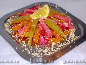 Салат с арбузом, маринованной тыквой и з
