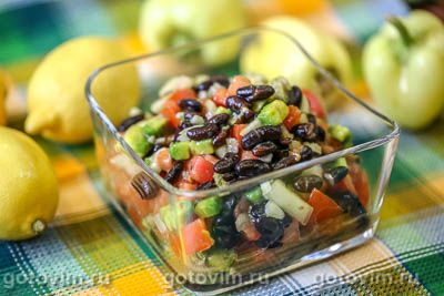 Салат из авокадо с черной фасолью и овощами. Фото-рецепт