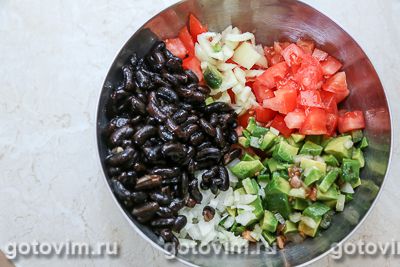 Салат из авокадо с черной фасолью и овощами, Шаг 03