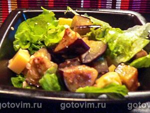 Теплый салат из баклажанов с сыром
