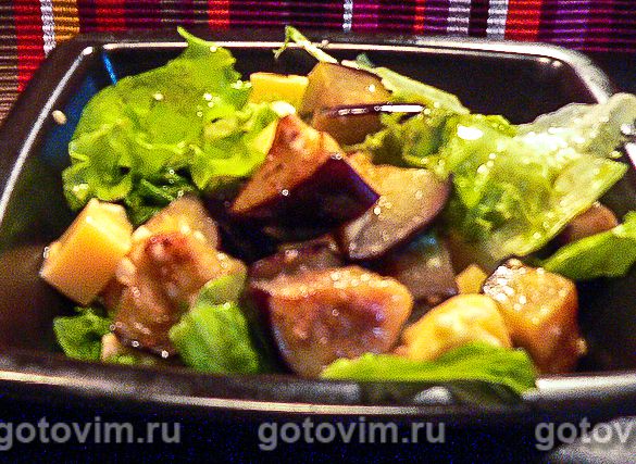 Теплый салат из баклажанов с сыром. Фотография рецепта