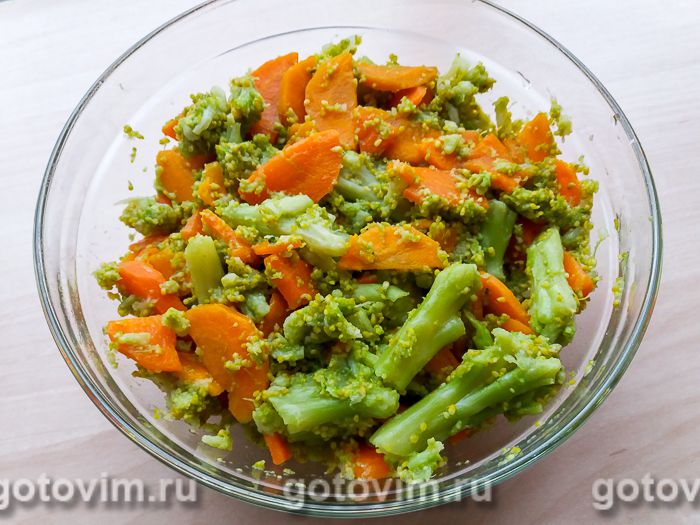 Салат из брокколи с морковью и чесноком. Фотография рецепта
