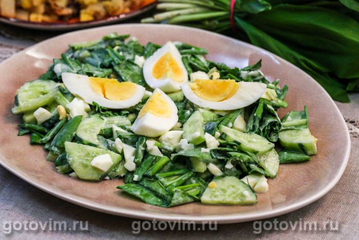 Салат из черемши с яйцом и огурцом. Фотография рецепта