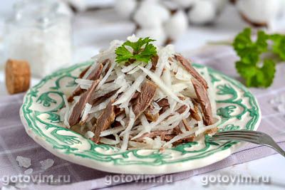 Сочный салат из вареной говядины с дайконом