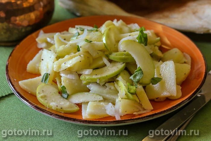 Еврейский салат из картофеля с яблоками. Фотография рецепта