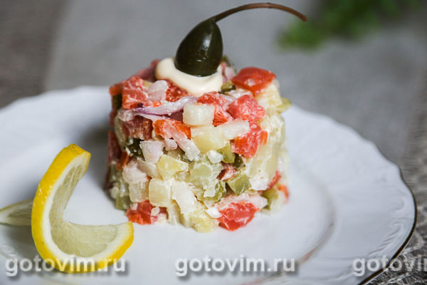 Салат из слабосоленой семги с овощами. Фотография рецепта