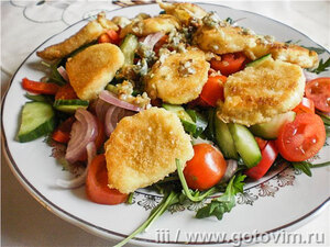 Салат с жареным сыром халлуми