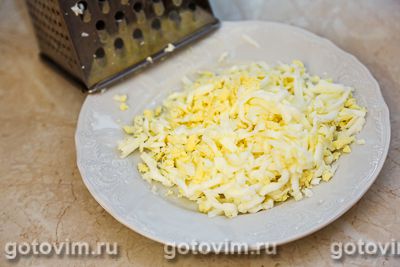 Слоеный салат с консервированной рыбой, рисом и кукурузой, Шаг 04