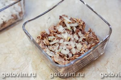 Слоеный салат с консервированной рыбой, рисом и кукурузой, Шаг 05