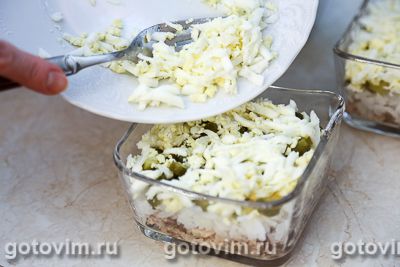 Слоеный салат с консервированной рыбой, рисом и кукурузой, Шаг 09