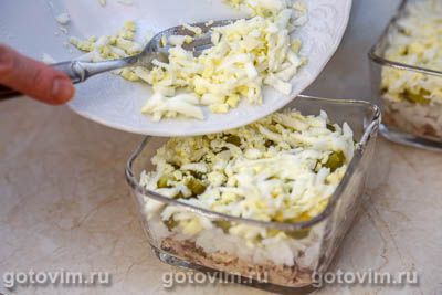 Слоеный салат с консервированной рыбой, рисом и кукурузой, Шаг 09