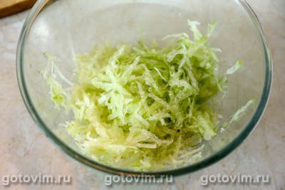 Овощной салат из зеленой редьки и копченой рыбы, Шаг 02