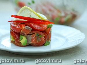 Салат из авокадо с копченой красной рыбо