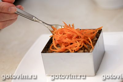 Слоеный салат из копченой курицы с корейской морковью, Шаг 06