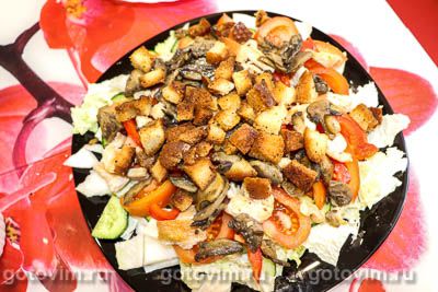 Салат из пекинской капусты с курицей, сухариками и грибами, Шаг 05