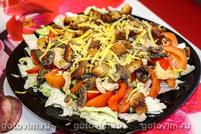 Салат из пекинской капусты с курицей, сухариками и грибами. Фотография рецепта