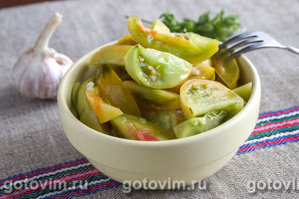 Салат из маринованных зеленых помидоров. Фотография рецепта