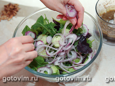 Зеленый салат с моцареллой и грецкими орехами, Шаг 03