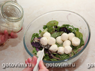 Зеленый салат с моцареллой и грецкими орехами, Шаг 05