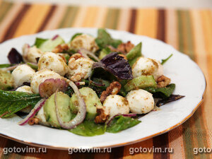 Зеленый салат с моцареллой и грецкими ор
