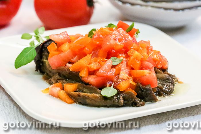 Тёплый овощной салат с печеными баклажанами. Фотография рецепта