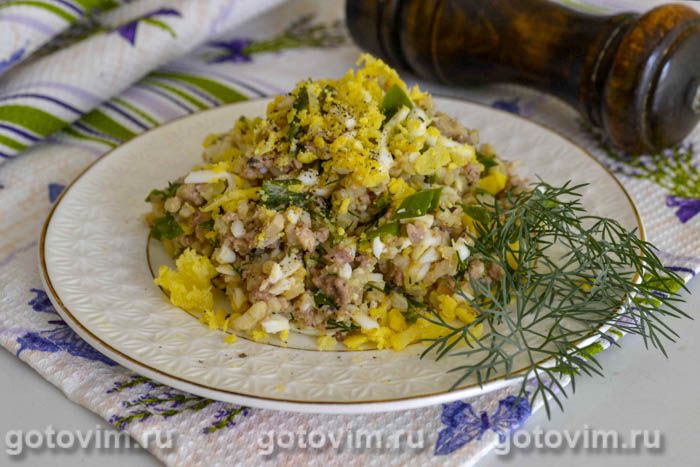 Салат из печени налима с рисом и яйцом. Фотография рецепта
