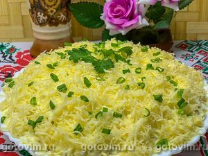 Салат из пекинской капусты с курицей, сухариками и сыром