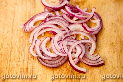 Салат с копченой рыбой, картофелем и ялтинским луком, Шаг 03