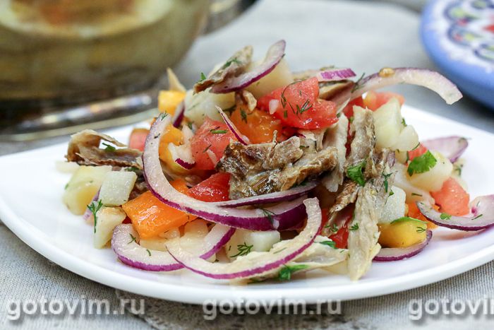 Салат с копченой рыбой, картофелем и ялтинским луком. Фотография рецепта