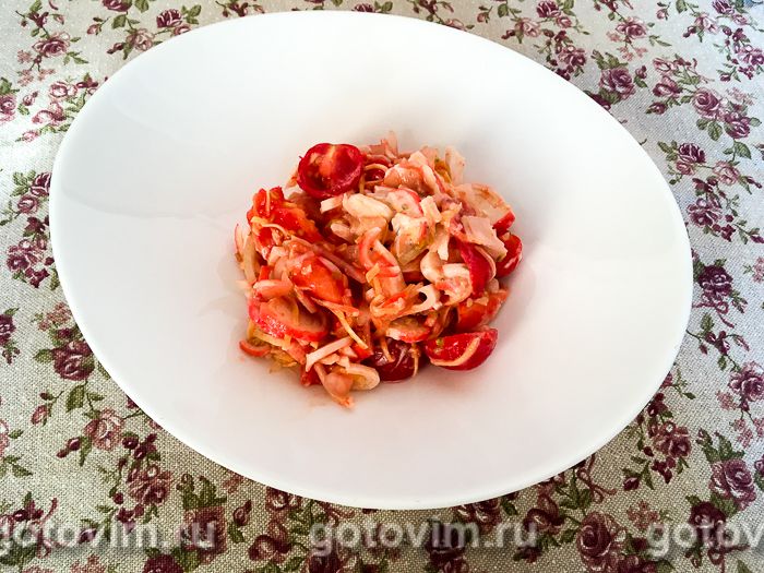 Салат с крабовыми палочками и помидорами «Сен-Флур». Фотография рецепта