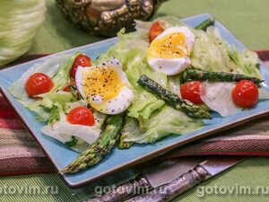 Овощной салат с жареной спаржей и яйцом