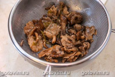 Салат из свеклы с маринованными грибами и зеленым горошком, Шаг 02