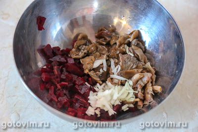 Салат из свеклы с маринованными грибами и зеленым горошком, Шаг 03