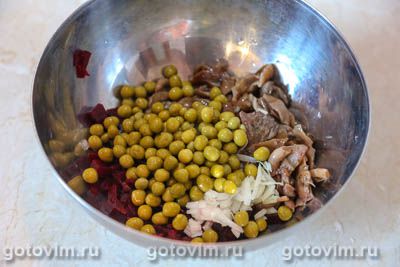 Салат из свеклы с маринованными грибами и зеленым горошком, Шаг 04