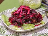Салат из свеклы с морской капустой и соленой форелью