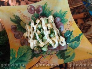 Сырный салат со свежими огурцами и зеленью