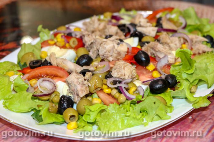 Салат с консервированным тунцом, яйцом и овощами. Фотография рецепта
