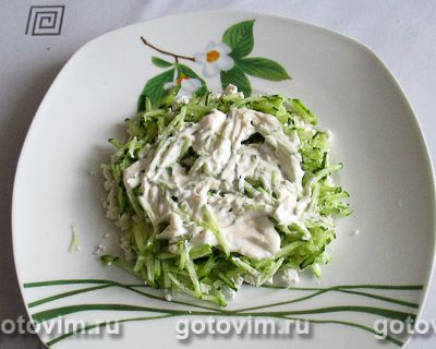 Слоеный салат с творогом, свежими овощами и грецкими орехами, Шаг 05