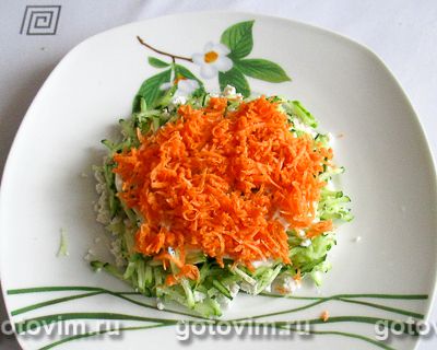 Слоеный салат с творогом, свежими овощами и грецкими орехами, Шаг 06
