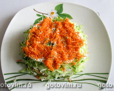 Слоеный салат с творогом, свежими овощами и грецкими орехами, Шаг 08