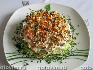 Слоеный салат с творогом, свежими овощам