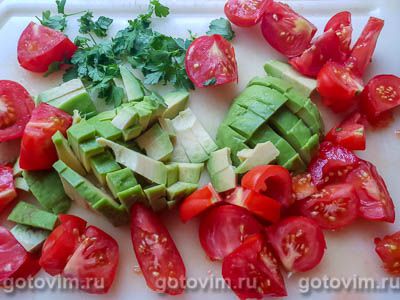 Салат из авокадо с помидорами, перепелиными яйцами с йогуртовой заправкой, Шаг 03