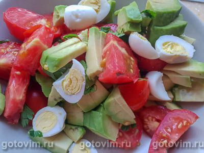 Салат из авокадо с помидорами, перепелиными яйцами с йогуртовой заправкой, Шаг 04