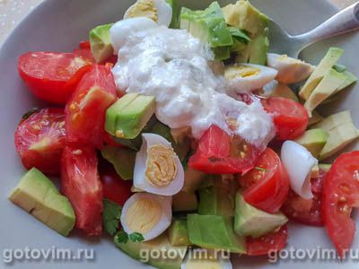Салат из авокадо с помидорами, перепелиными яйцами с йогуртовой заправкой, Шаг 06