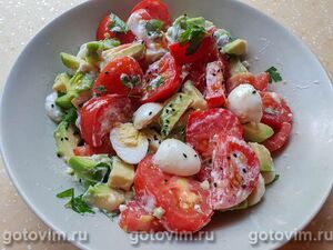 Салат из авокадо с помидорами, перепелин