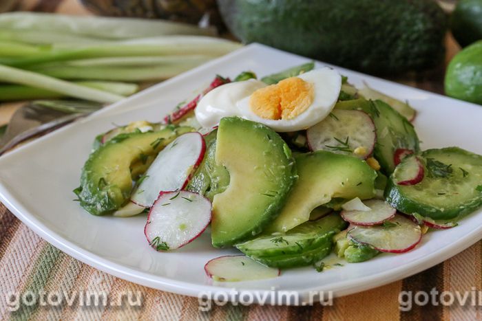 Овощной салат с авокадо и яйцом. Фотография рецепта