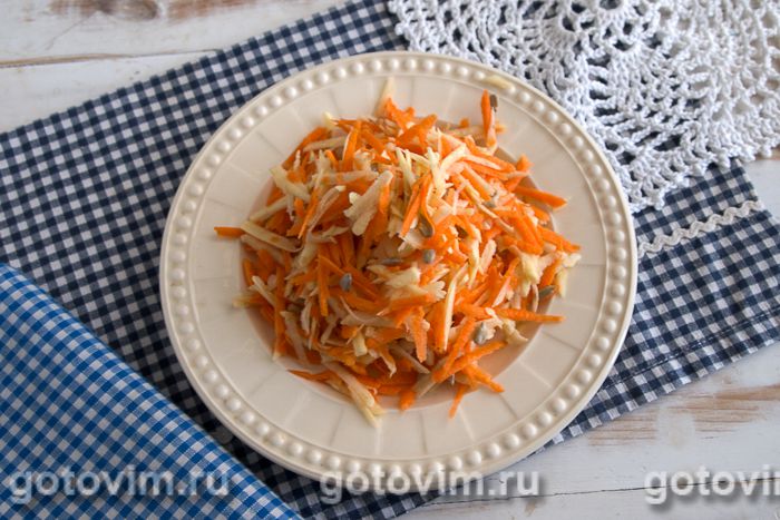 Салат из батата, моркови и семян подсолнечника. Фотография рецепта